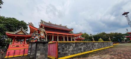 esta é uma foto do telhado do templo sam poo kong em semarang.