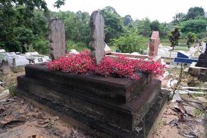 foco seletivo em túmulos muçulmanos negros feitos de pau-ferro. funerais muçulmanos na Indonésia foto
