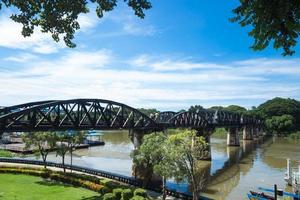 ponte sobre o rio kwai na tailândia foto