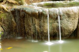 pequeno rio na floresta na Tailândia foto