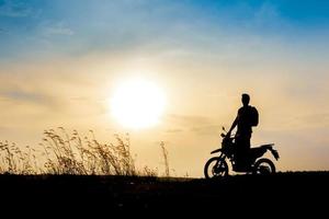 homem com conceito de turismo de aventura independente de bela montanha leve de motocross foto