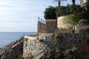 caminho de ronda, uma estrada paralela à costa brava catalã, localizada no mar mediterrâneo, no norte da catalunha, espanha. foto