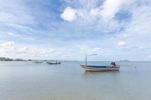 pequeno barco de pesca na praia foto