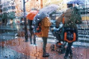 bilbao, vizcaya, espanha, 2022 - pessoas com guarda-chuva em dias chuvosos na cidade de bilbao foto