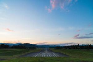 pista do aeroporto ao pôr do sol foto