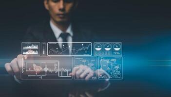 diagrama de tubulação e instrumentos engenheiros da equipe de controle do sistema estão inspecionando processos de fabricação trabalhando em telas holográficas da indústria mostrando vários sistemas de tubulação e controle dentro da planta foto