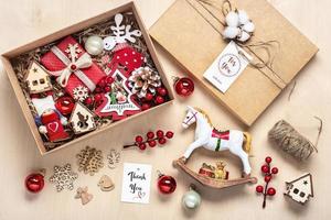 pacote de cuidados artesanais, caixa de presente sazonal com brinquedos, decoração de natal na mesa cesta ecológica personalizada para família, amigos, menina para ação de graças, natal, mães, dia dos pais flat lay foto