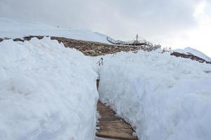 viajar na china, bela paisagem da montanha de neve shika vale da lua azul em shangri-la, lijiang, china. foto