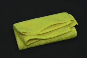 amarelo pano para limpando. uma Terry toalha. uma trapo para limpeza a instalações. foto