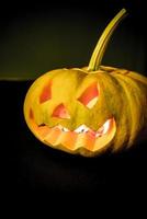 abóbora de halloween brilhante à luz de velas foto