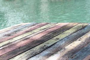 doca de madeira multicolorida foto