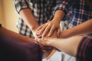 equipe de negócios junta as mãos foto