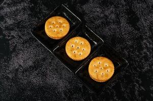biscoitos lindamente dispostos em um prato foto
