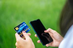 pagamento de mercadorias por cartão de crédito via smartphone foto