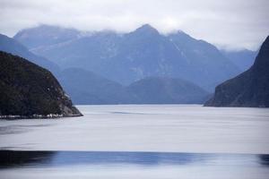 Fiordland nacional parque calma águas e montanhas foto