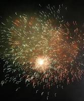 vários fogos de artifício no céu foto