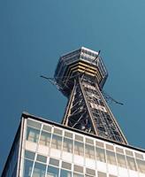 tsutenkaku torre dentro Shinsekai distrito. Está uma ponto de referência do Osaka Japão foto