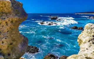 belas rochas falésias ver ondas na praia puerto escondido méxico. foto