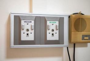 fechar acima do médico equipamento, oxigênio gás fornecem e vácuo em uma parede às a hospital ala. foto