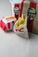 Bangkok, Tailândia - janeiro, 10 2023 kfc frango hamburguer ou cantor hamburguer servido com suave bebidas e francês fritas, kfc é uma popular velozes Comida dentro tailândia. foto