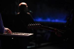 músicos em estágio. música desempenho. jogando guitarra. foto