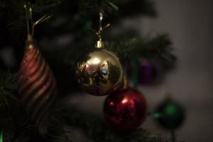 Natal decoração. guirlandas em Natal árvore. Natal decorações. foto