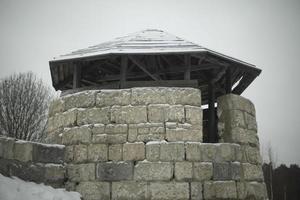 velho pedra torre. antigo prédio. medieval torre para proteger cidade paredes. foto