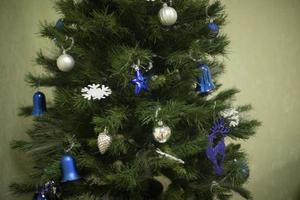 azul decorações em Natal árvore. Natal árvore brinquedos do azul cor. Natal árvore dentro apartamento. foto