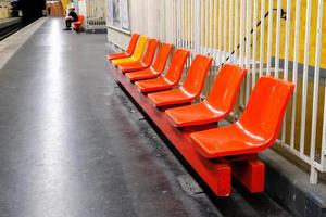 laranja cadeiras dentro a metrô dentro Paris. foto