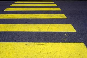 amarelo faixa de pedestre em a rua. foto