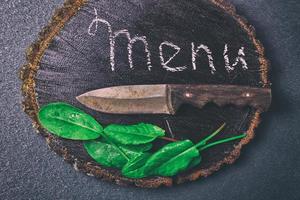 velho cozinha faca mentiras em uma Preto de madeira borda foto