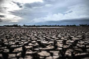 terra árida com solo seco e rachado foto