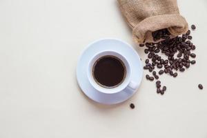 vista superior da xícara de café e grãos de café foto