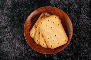 biscoitos colocados em uma tigela de madeira foto