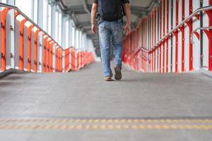 homem andando na cidade foto