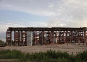 construção de ponte de concreto em um cruzamento para resolver problemas de tráfego foto