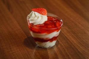 sobremesa em camadas com frutas e cream cheese em copo foto