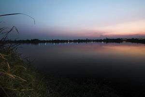 crepúsculo no lago