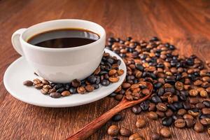 grãos de café e xícara de café foto