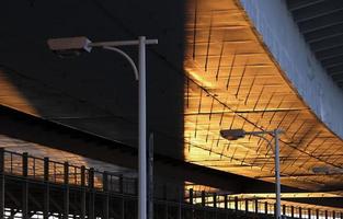 luz solar e sombras em a arco Iris ponte dentro Tóquio, Japão, dentro a tarde horas foto