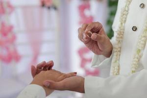 feliz Casamento fotografia do noiva e noivo às Casamento cerimônia foto