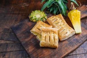 tortas de abacaxi em tábua de madeira foto