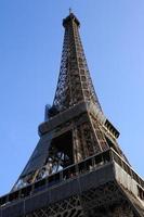 eiffel torre debaixo construção com azul céu fundo. foto