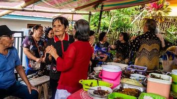 sul minahasa, Indonésia janeiro 2023, a família pegue juntos em feriados foto