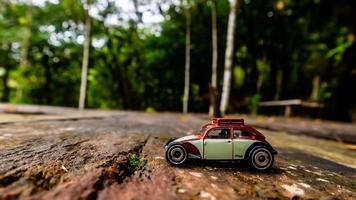 minahasa, indonésia dezembro de 2022, o carro de brinquedo na natureza foto