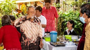 sul minahasa, Indonésia janeiro 2023, a família pegue juntos em feriados foto