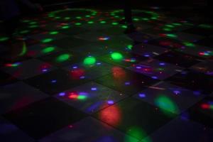 música colorida na discoteca. pista de dança no clube. interior da sala com iluminação. foto