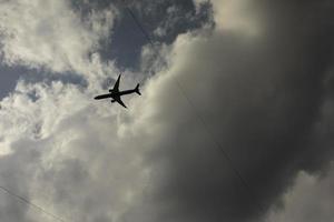 avião no céu. voo nas nuvens. transporte aéreo. foto