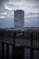 construção dentro cidade dentro tarde. alta prédio. cidade contra céu. foto