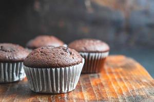 cupcakes de chocolate em fundo de madeira foto